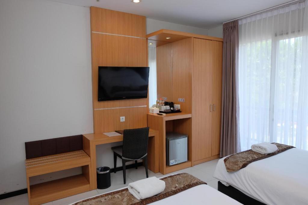 D'Season Premiere Hotel Jepara Exterior photo