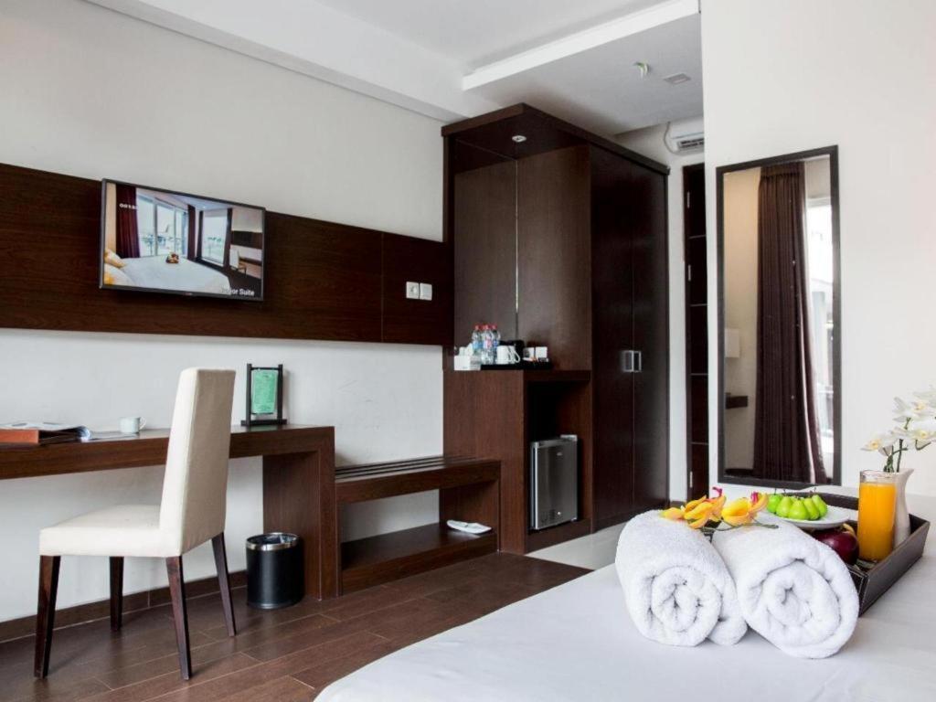 D'Season Premiere Hotel Jepara Exterior photo