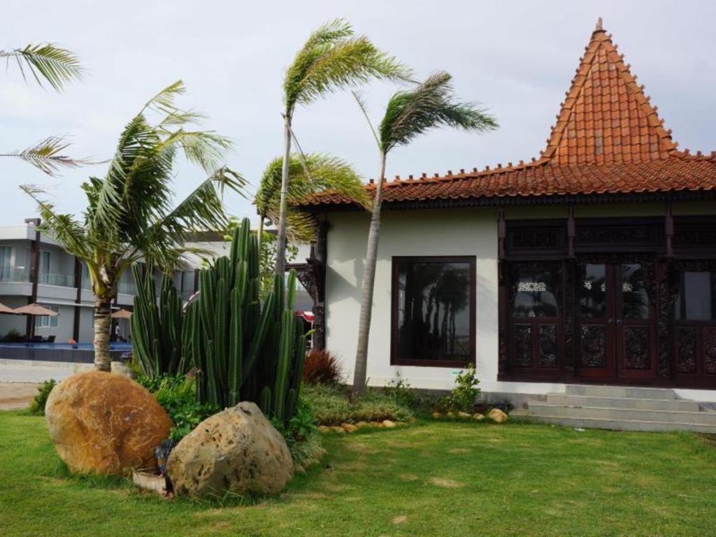 D'Season Premiere Hotel Jepara Exterior photo